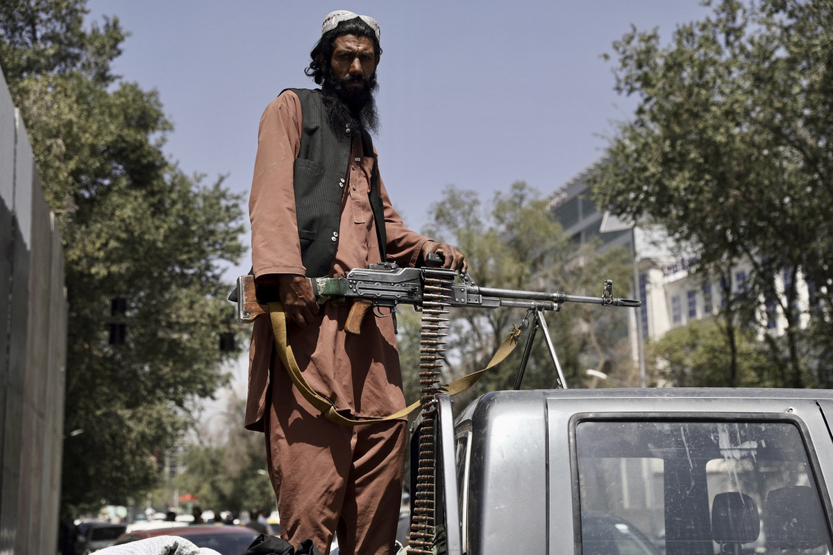 Ein Talibankämpfer am Montag vor dem Präsidentenpalast in Kabul (Foto: Keystone/AP)