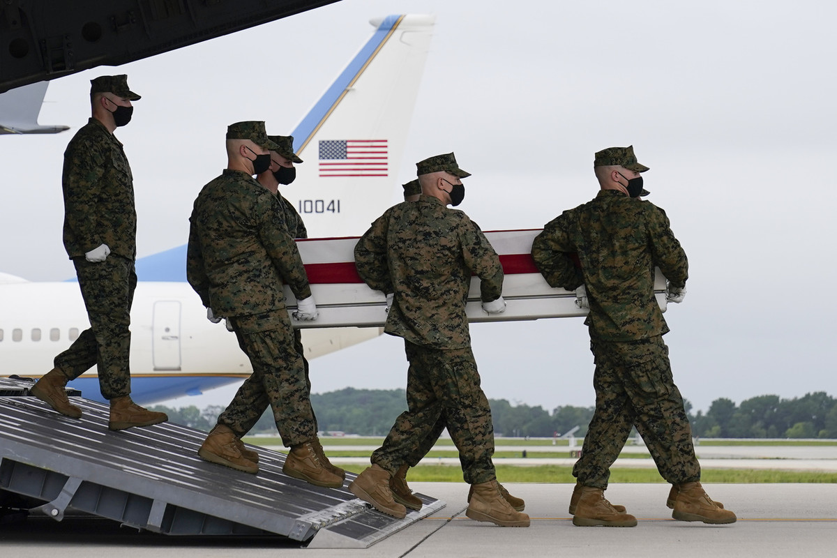 Jared M. Schmitz, ein Marinesoldat, ist einer der 13 Amerikaner, die vor einer Woche bei einem Attentat des «Islamischen Staats» am Flughafen Kabul ums Leben kamen. Seine sterblichen Überreste wurden auf der Dover Air Force Base (Delaware) von Präsident Biden in Empfang genommen. (Foto: Keystone/AP/Carolyn Kaster)