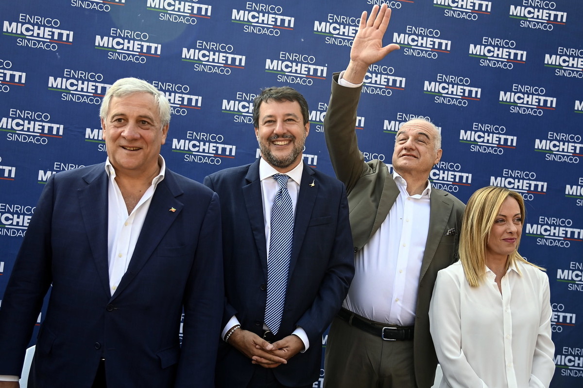 Enrico Michetti (mit erhobenem Arm) mit (von links) Antonio Tijani, Chef von Berlusconis Forza Italia, Matteo Salvini, Chef der Lega und Giorgia Meloni, Chefin der Fratelli d'Italia (Foto: Keystone/EPA/Riccardo Antimiani)