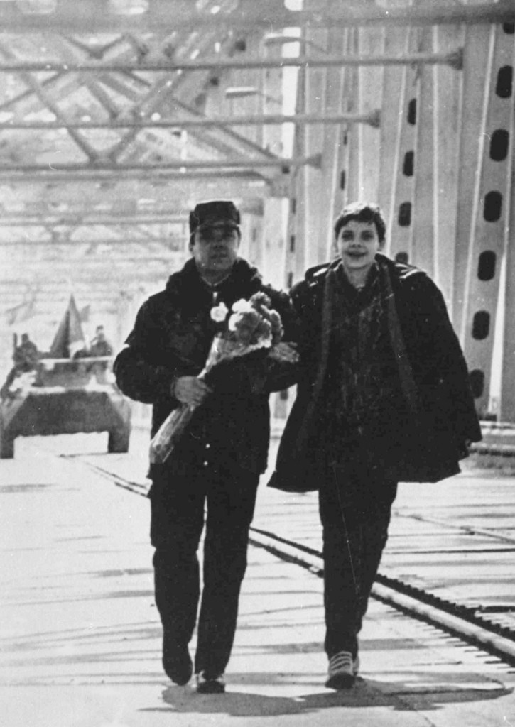 Die sowjetische Armee beendet ihren Abzug aus Afghanistan. Zu Fuss und mit einem Blumenstrauss überquert der sowjetische Generalleutnant Boris Gromow die Brücke, die über den Amy Daya-Fluss führt. An seiner Seite: sein Sohn Maxin. Die Brücke verbindet Afghanistan und die damalige Sowjetrepublik Usbekistan. Zehn Jahre zuvor, am 25. Dezember 1979 waren 115’000 sowjetische Soldaten in Afghanistan einmarschiert. Ihr Ziel war die Bekämpfung der teils vom Westen unterstützten Mudschahedin. 14’453 sowjetische Sol…