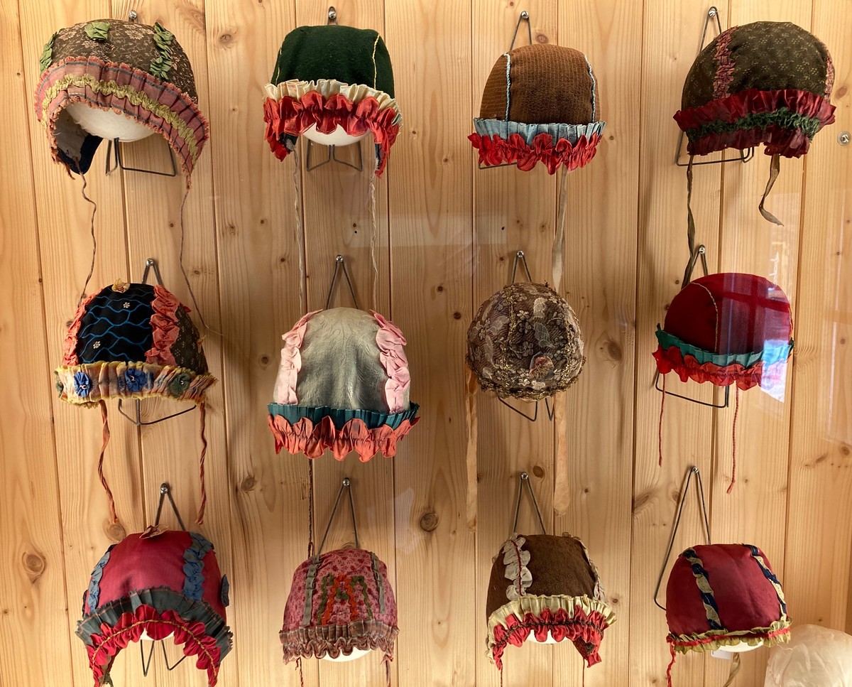Walserhaus: Kopfbedeckungen voller Fantasie