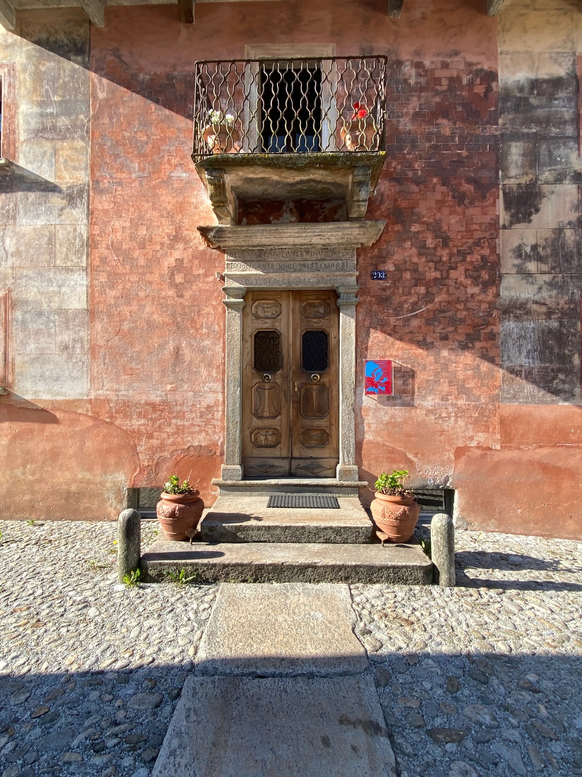 Eingang des Palazzo Castelmur mit Inschrift