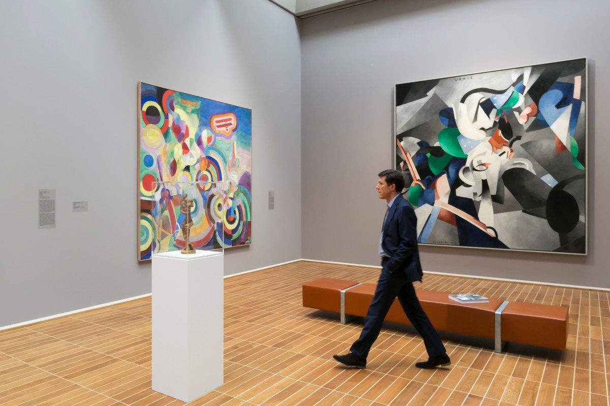 Ausstellungsansicht: links „Hommage à Bleriot“ von Robert Delaunay (1914), rechts „Udnie (Junges amerikanisches Mädchen; Der Tanz)“  von Francis Picabia. 1913. Centre Pompidou. Paris. Bild: Julian Salinas

