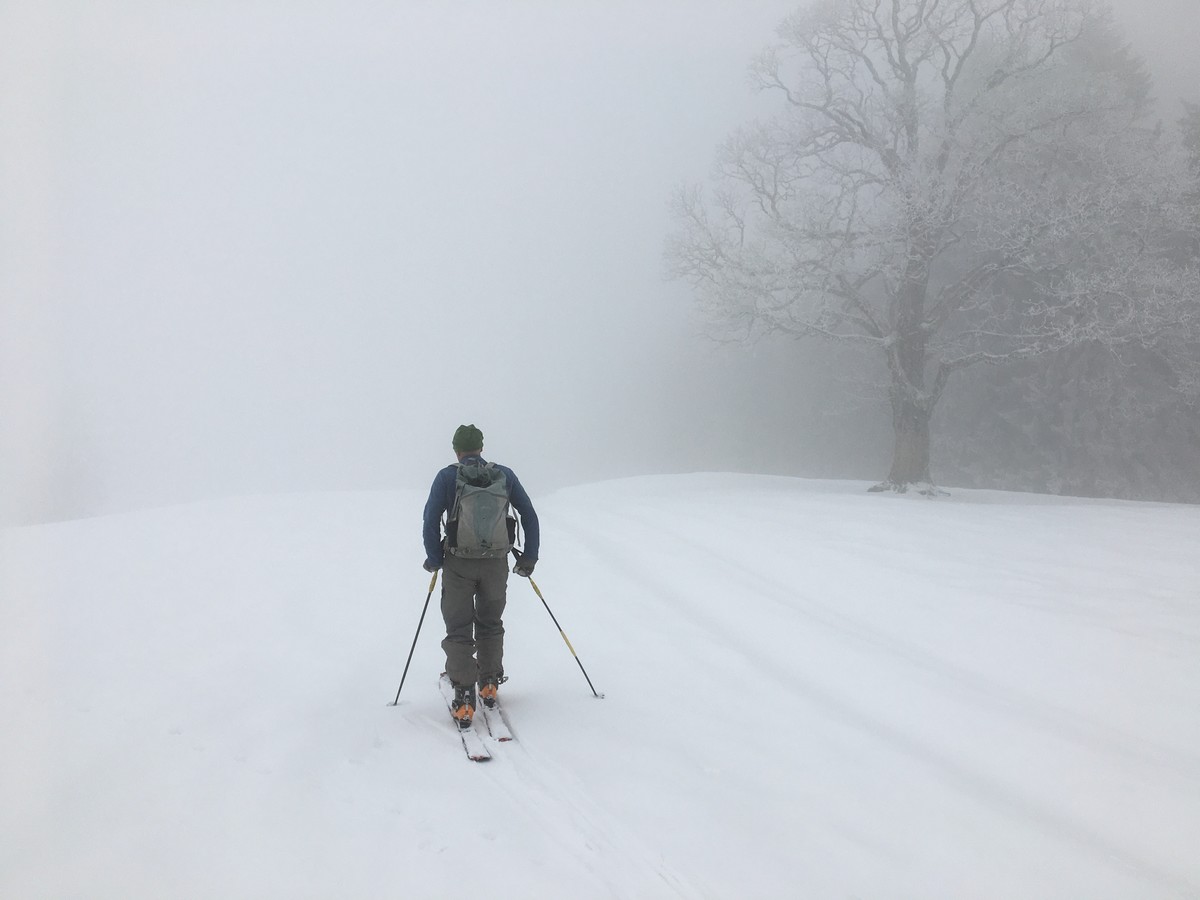 Aufstieg im Nebel zur Alp Girlen. Den Skilift, der dort hinaufführte, gibt es nicht mehr. (Foto: Helmut Scheben)