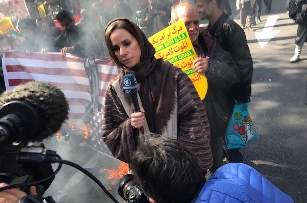 Berichten aus der Höhle des Löwen – Natalie Amiri bei  einer Demonstration in Teheran – Foto: Natalie Amiri