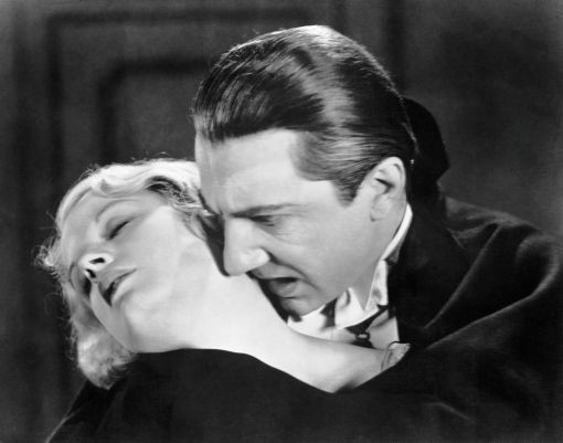 Hauptdarsteller des Horrorfilms ist Bela Lugosi, ungarischer Theater- und Filmschauspieler. Der 75-minütige Schwarzweissfilm gilt als erste offizielle Verfilmung von Bram Stokers gleichnamigem Roman. Lugosi (das Pseudonym leitet sich von seinem Geburtsort Lugos ab) ist anschliessend als Vampir, Monster oder Bösewicht in zahlreichen andern Filmen zu sehen. 1939 tritt er im Film „Ninotschka“ an der Seite von Greta Garbo auf.
