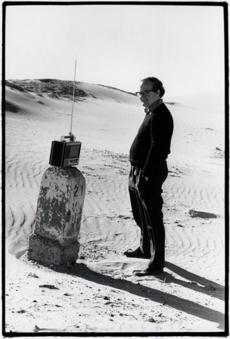 Arnold Hottinger im Jahr 1973 in der Tafilalet-Wüste in Marokko vor einem Meilenstein mit der Aufschrift "21". (Foto: Ernst Scheidegger, Swiss Press Photo)