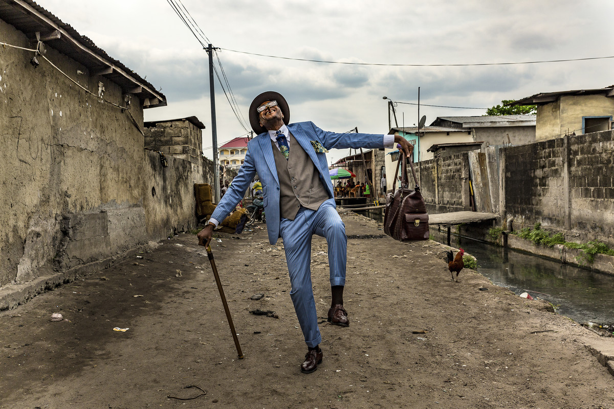 Elie Fontaine Nsassoni, 45-year-old taxi owner and sapeur for 35 years, in
Brazzaville, 2017 © Tariq Zaidi
