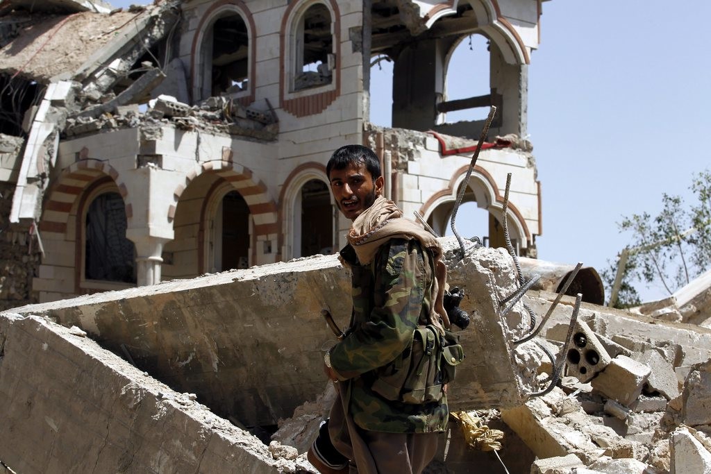 Ein Huthi-Rebell in der jemenitischen Hauptstadt Sanaa nach einem saudischen Luftangriff. (Foto: Keystone/EPA/Yahya Arhab)
