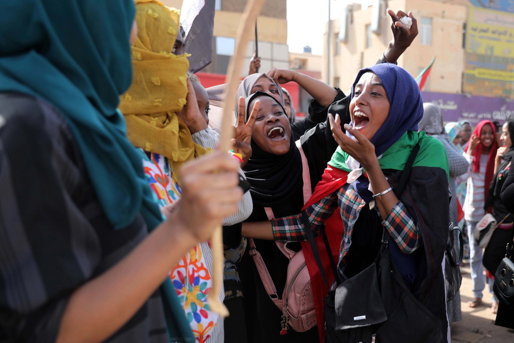 Jubel in Khartum. Das Bild stammt vom Freitag. (Foto: Keystone/EPA/Marwan Ali) 