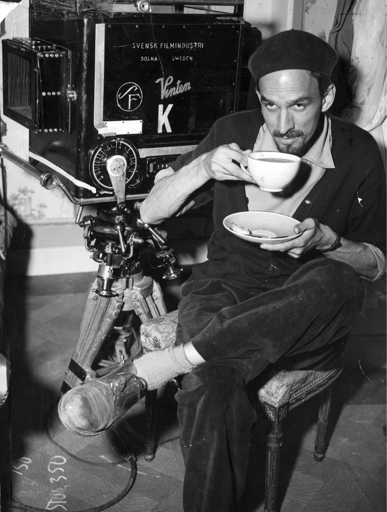 Ingmar Bergman 1955 während der Dreharbeiten für „Das Lächeln einer Sommernacht“. (Foto: Keystone/AP/Scanpix)
