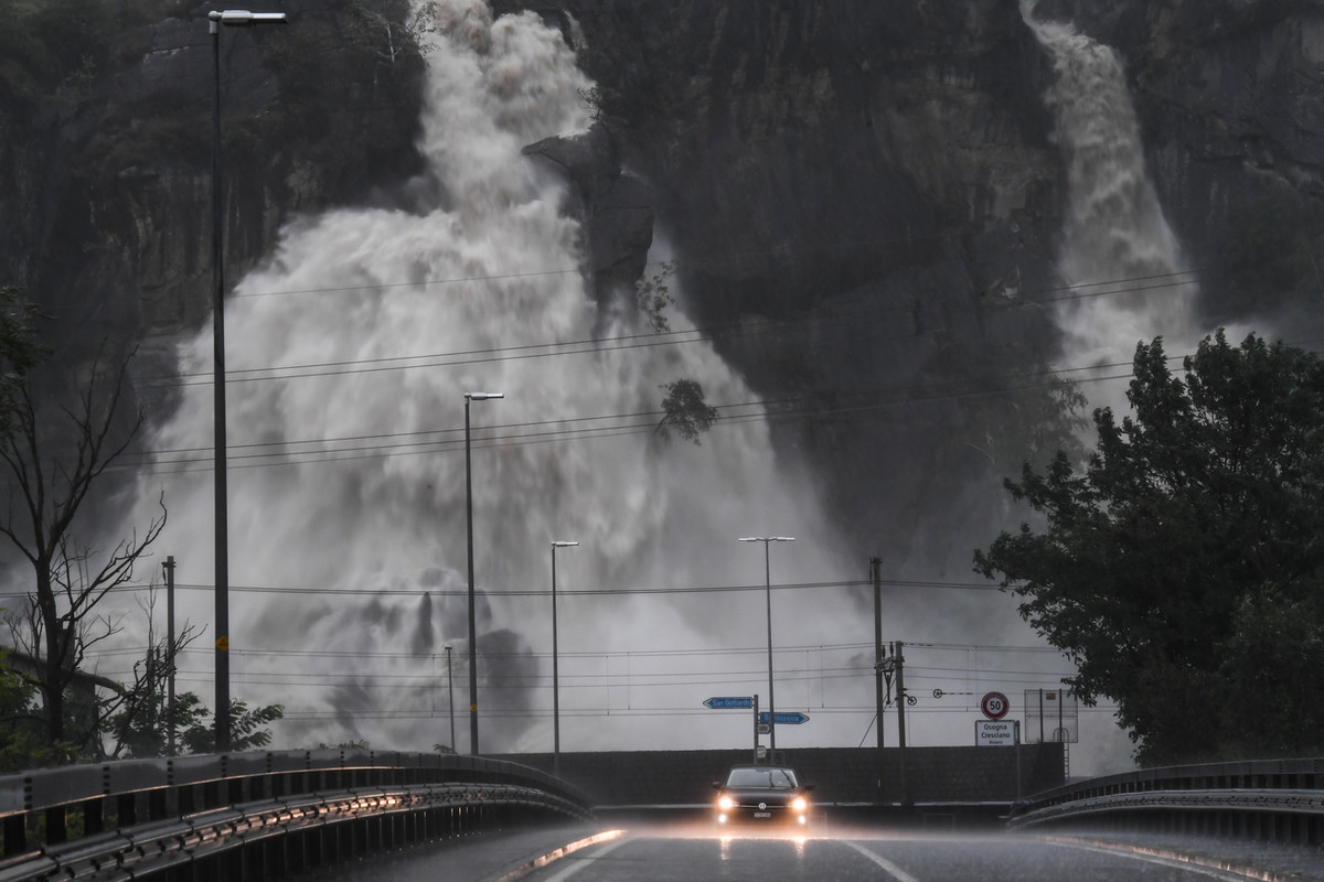 Die überflutete Kantonsstrasse in Cresciano im Tessin am Samstag. (Foto: Keystone/Ti-Press/Alessandro Crinari)