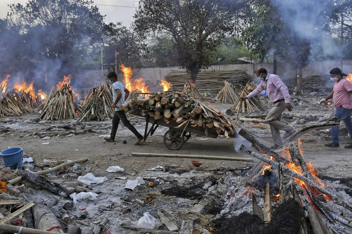 Weil die Krematorien überfüllt sind, werden die Toten im Freien verbrannt, wie hier am Stadtrand von Neu-Dehli. (Foto: Keystone/AP/Ishant Chauhan)