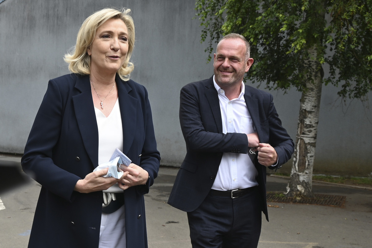 Marine Le Pen nach ihrer Stimmabgabe am Sonntag im nordfranzösischen Henin-Beaumont. Rechts der lokale Kandidat Steeve Briois (Foto: Keystone/AP)