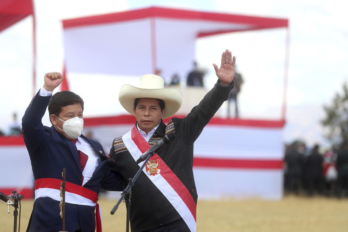 Ministerpräsident Guido Bellido (links) und Staatspräsident Pedro Castillo am 30. Juli in Ayacucho (Foto: Keystone/AP/Ernesto Arias)
