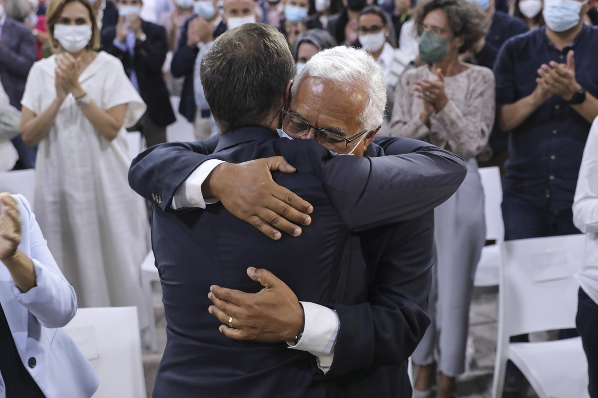 Der portugiesische Ministerpräsident und Sozialistenchef umarmt den unterlegenen sozialistischen Bürgermeister von Lissabon, Fernando Medina (Foto: Keystone/EPA/Miguel Lopez)