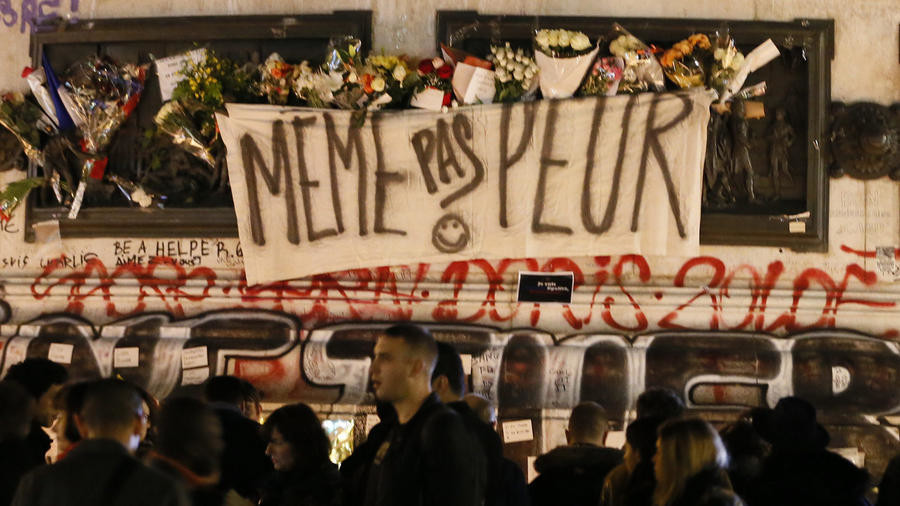 Ein Transparent an der Statue auf der Place de la République in Paris. Mindestens 132 Menschen sind bei den Anschlägen in der Nacht zum Samstag ums Leben gekommen. Zwei der Terroristen sind offenbar noch auf freiem Fuss. In mehreren Städten haben französische Sicherheitskräfte Hausdurchsuchungen durchgeführt.  (Foto: Keystone/EPA/Ian Langsdon)
