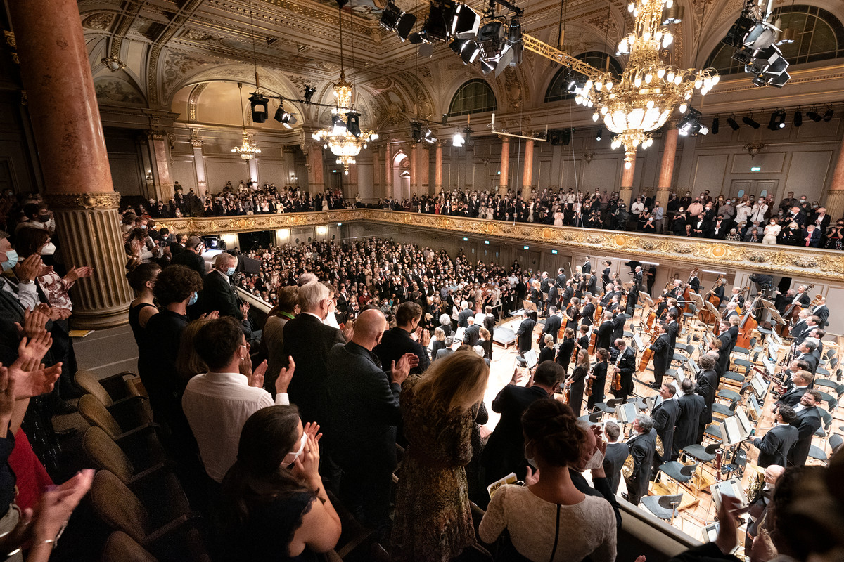 Standing Ovation beim Eröffnungskonzert: voller Saal und volle Bühne
© Gaëtan Bally / Tonhalle Zürich