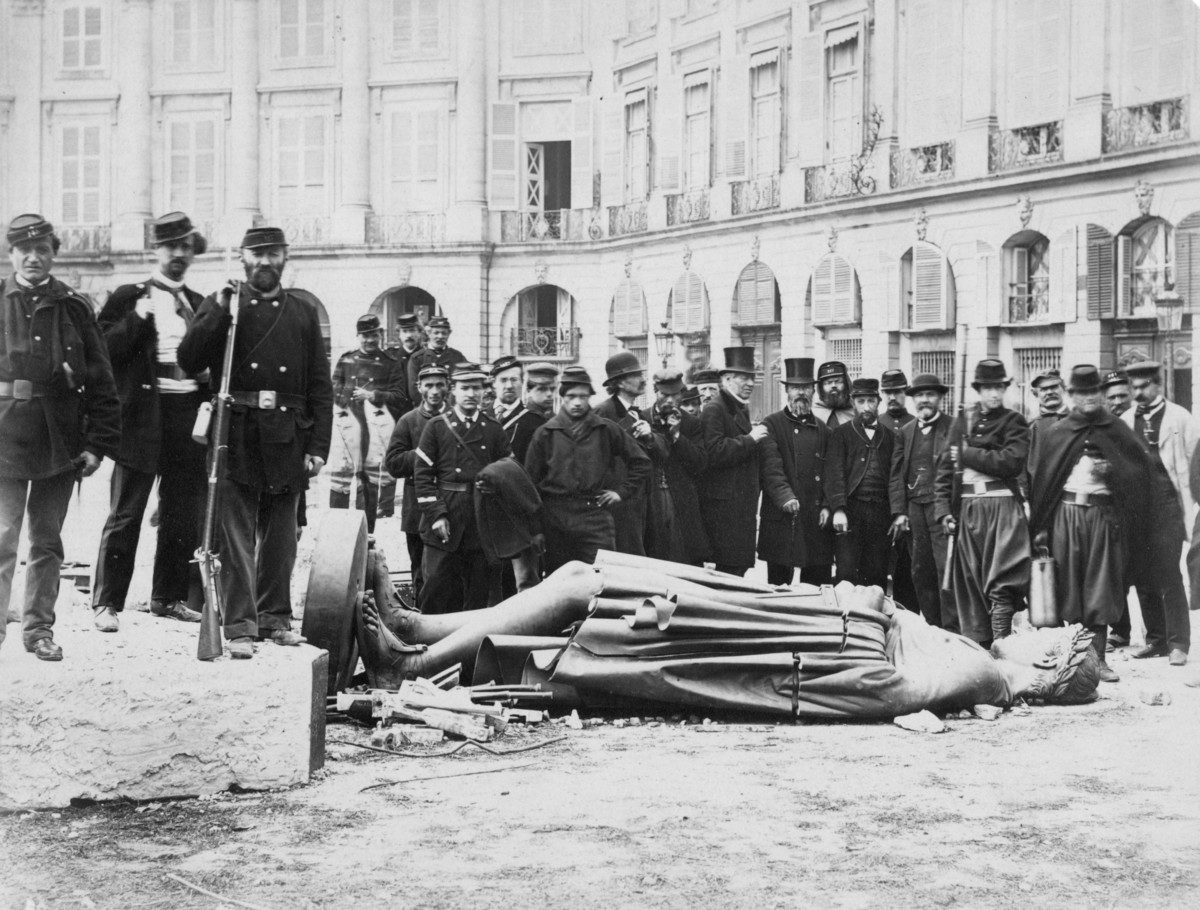 Pariser Kommune 1871 beim Sturz der Colonne Vendôme, 1. Mai 1871 (Foto: PD)