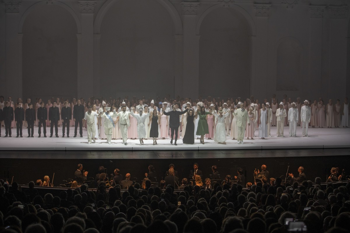 «Don Giovanni» in Salzburg: Schlussapplaus für Teodor Currentzis, musicAeterna und die Solisten. Foto: © SF Marco Borrelli
