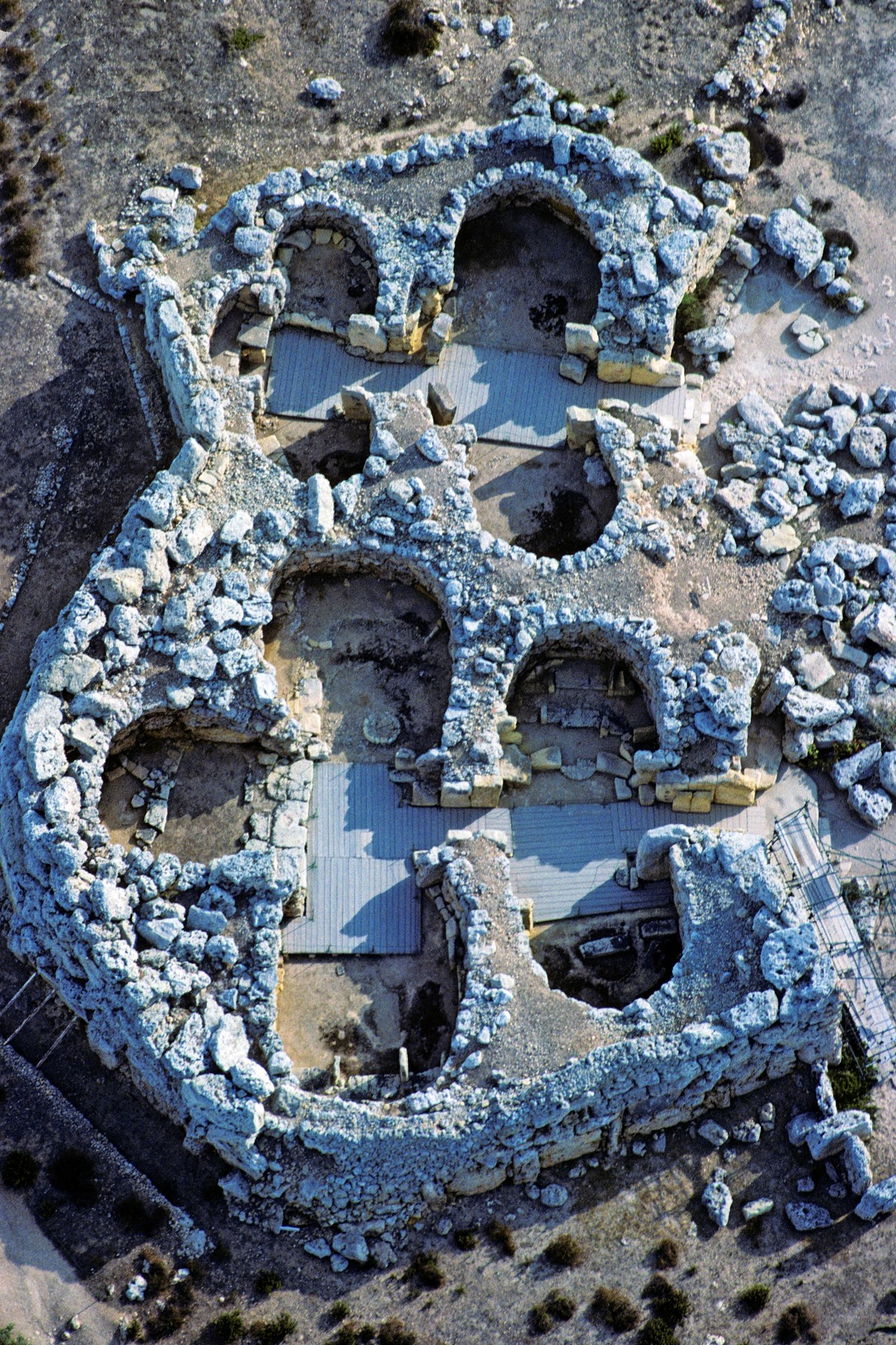 Der Doppeltempel von Ggantija auf der maltesischen Insel Gozo gehört zu den ältesten freistehenden Bauwerken der Menschheit. Das grössere und ältere der beiden Heiligtümer entstand um 3600 v.Chr. – ein Jahrtausend vor der Cheopspyramide.

Die Megalithbauten im maltesischen Archipel – 23 Anlagen unterschiedlicher Erhaltung auf der Hauptinsel Malta und auf Gozo – haben an Prominenz ständig zugelegt. Zunächst stiessen neue Datierungsverfahren die Ansicht um, die in den Megalithen des atlantischen Europa und…