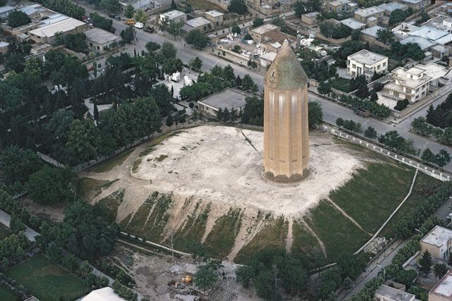 Der Grabturm Gonbad-e Qabus im Nordosten Irans
Während in Timbuktu bigotte Bilderstürmer dabei waren, als Welterbe geschützte Mausoleen ihrer sufistischen Glaubensbrüder im Namen islamistischer Rechtgläubigkeit zu demolieren, erweiterte die Unesco in einer Sitzung in St. Petersburg das Inventar der Welterbestätten um 26 neue Natur- und Kulturgüter.

Unter diesen ist auch der Grabturm Gonbad-e Qabus im nordöstlichen Iran. Dem Gonbad („Kuppelbau“) dient ein eingeebneter prähistorischer Siedlungshügel als …
