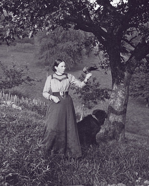 Marie Heim-Vögtlin im Jahr 1901 mit einem Kolkraben und dem Hund Wotan. © Archiv Familie Heim