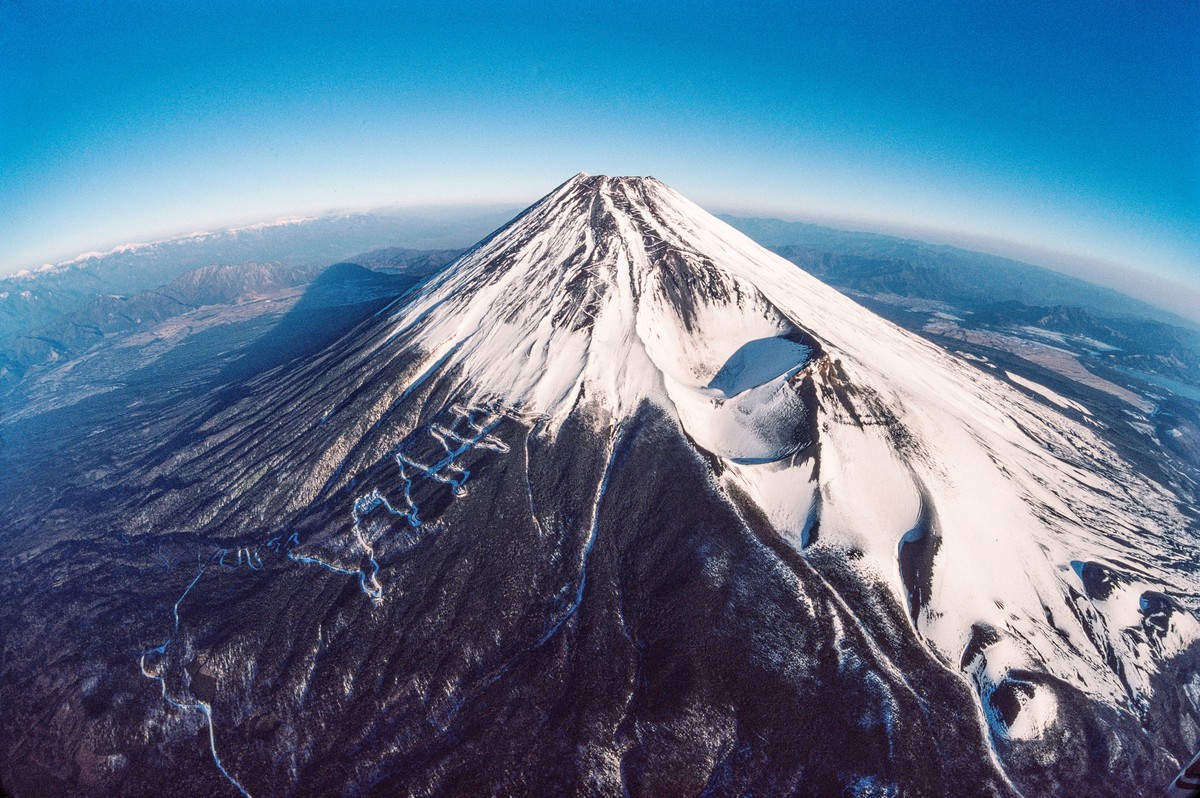 Annäherung an Fuji-san

Mount Fuji, Fuji-san, kam erst 2013 auf die Welterbeliste. Der heilige Berg ist Mittelpunkt einer ganzen Sammlung von Paraphernalien.

Zu dem 25er Welterbe-Pack Fuji-san gehören Schreine auf dem Kraterrand, auf den Hängen und am Fuss, alte Pilgerherbergen und vulkanische Naturerscheinungen, die an der Erhabenheit des Bergs teilhaben. Das Welterbekomitee würdigte ihn als Kultur-, nicht als Naturgut, als heiligen Ort und Quelle künstlerischer Inspiration. Mit dem Fuji-san haben si…