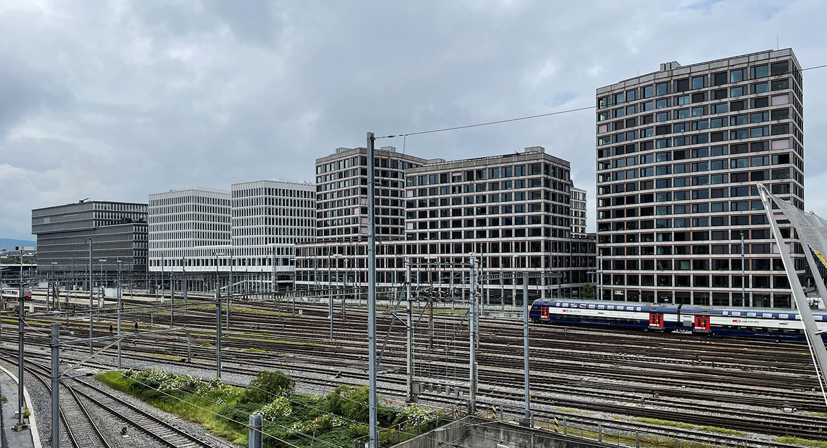 Der Cluster Europaallee südlich des Gleisfelds am Zürcher Hauptbahnhof: Blick vom Negrellisteg auf die Baufelder B, D und F (von links)