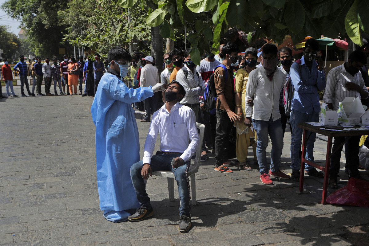 In Mumbai, Indien, stehen die Menschen am Freitag, 2. April 2021, Schlange für einen Covid-19-Test. (Keystone/AP Photo, Rajanish Kakade)