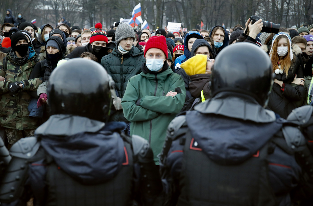 Polizisten blockieren am vergangenen Samstag Demonstranten in St. Petersburg, die die Freilassung Nawalnys fordern. (Foto: Keystone/AP Photo/Dmitri Lovetsky)

