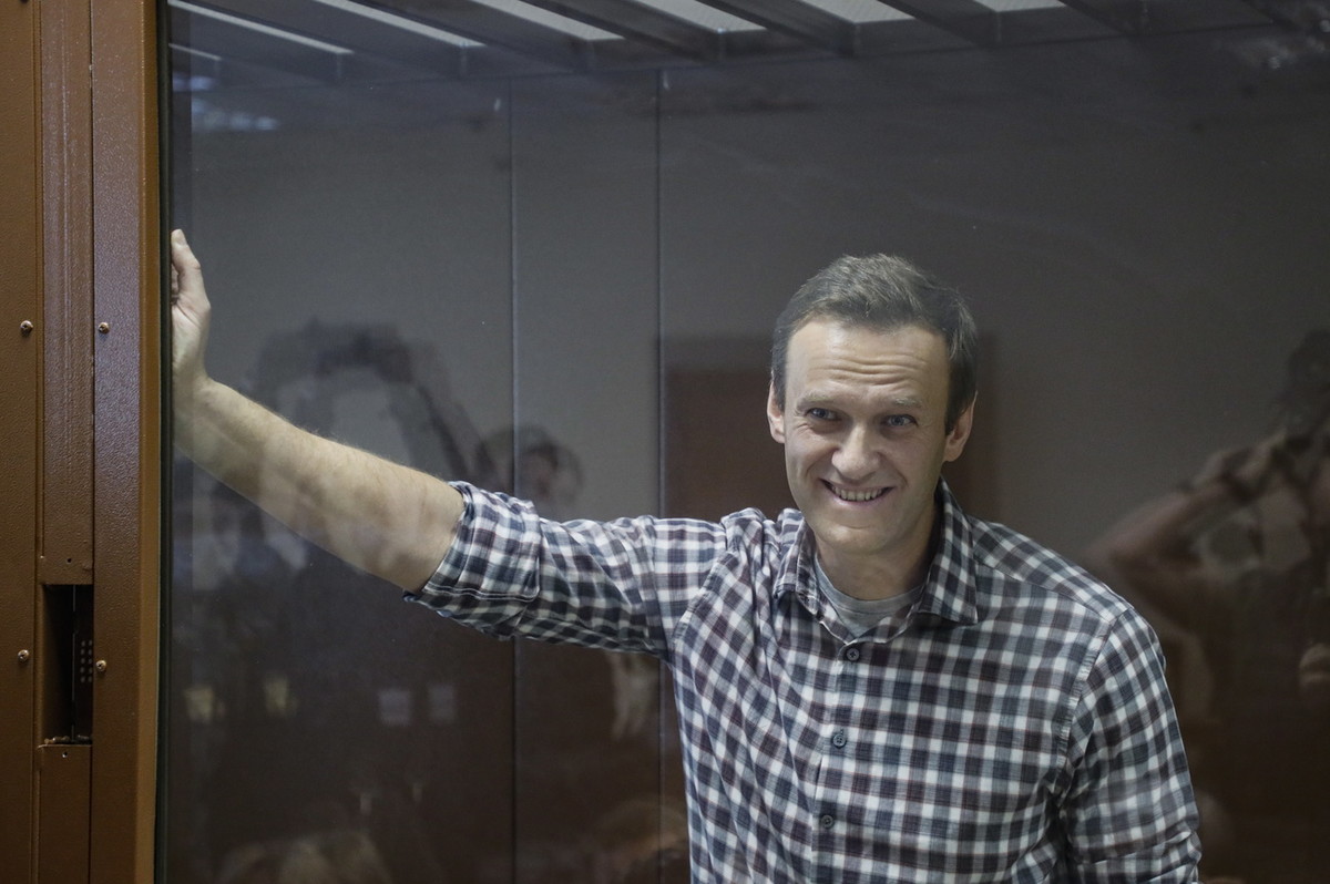 Alexei Nawalny in einem Glaskäfig vor dem Moskauer Gericht, das ihn im Februar zu zwei Jahren und acht Monaten in einem Straflager verurteilte. (Foto: Keystone/EPA/YURI KOCHETKOV)
