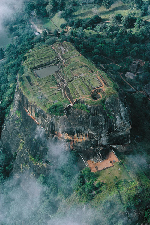 Sigiriya - König Kassapas Löwenfels
Jäh steigt Sigiriya im Herzen Sri Lankas 180 Meter aus dem umliegenden Dschungel empor: der Inselberg ist die Schlotfüllung eines wegerodierten Vulkans. Der singhalesische König Kassapa (473 – 491) baute auf diesem Magmapfropfen seine befestigte Residenz und an seinem Fuss eine neue Haupstadt.

Anuradhapura war ihm zu unsicher geworden, nachdem er dort seinen Vater hatte ermorden lassen. Er benützte den Berg nicht nur als Gründung für Aufbauten, sondern gestaltete ihn…
