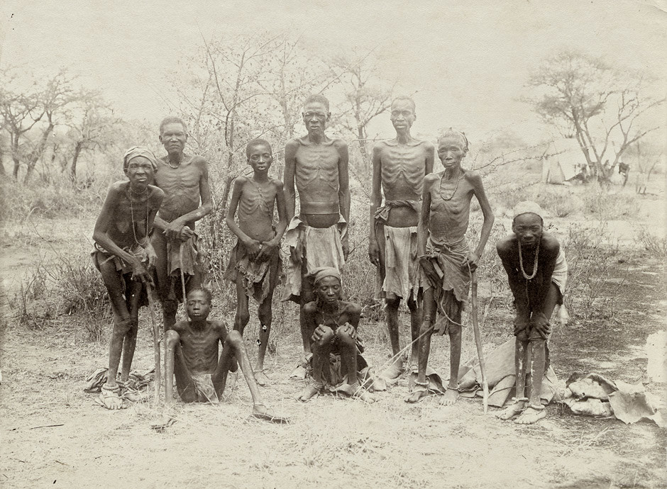 Überlebende Herero nach der Flucht durch die Wüste, fotografiert 1907