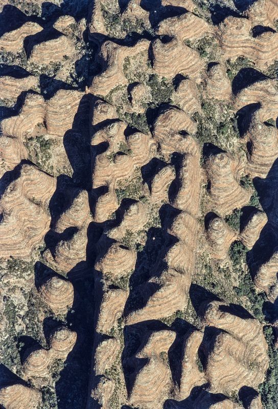 Der Purnulu Nationalpark in West-Australien
Die „Bienenkörbe“ der Bungle Bungle Berge, das Herzstück des Purnululu Nationalparks in Westaustraliens Kimberleys, gehören nachgerade zu den nationalen Ikonen. Allerdings ist der Purnululu-Park sogar den meisten Australiern lediglich von Abbildungen her bekannt. Er ist abgelegen und nur mit Vierradantrieb, Kleinflugzeug oder Helikopter erreichbar; zudem macht ihn die Parkverwaltung jeweils im ersten Quartal des Kalenderjahrs, während der Regenzeit im Südsommer,…