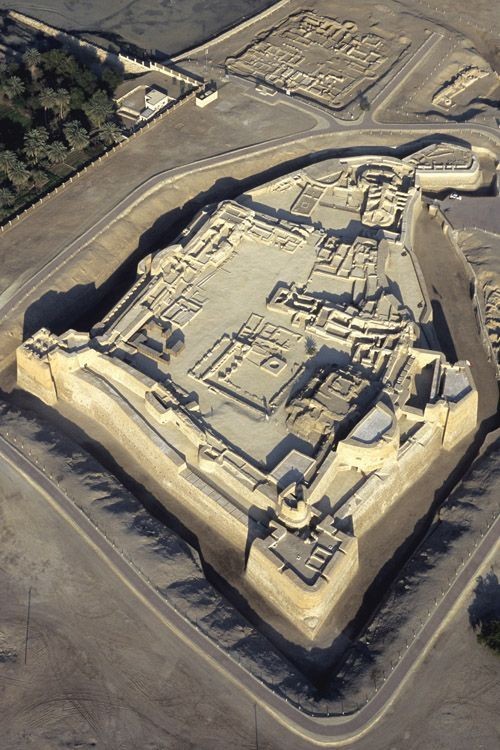 Die Burg von Bahrain
Die portugiesische Burg von Bahrain, Qal’at al-Bahrain, krönt einen 300 x 600 m grossen und 12 m hohen Ruinenhügel (Tell), der während 4500  Jahren, seit der Zeit des Reichs von Dilmun, ununterbrochen besiedelt war. Dilmun hat seinen Auftritt schon in den ältesten sumerischen Keilschifttexten, die zwischen 3300 und 2300   v. Chr. in Tontafeln eingeritzt wurden, und es bleibt in Mesopotamien bis in die neubabylonische Zeit ein Begriff.

Dilmun monopolisierte den Seehandel zwischen de…