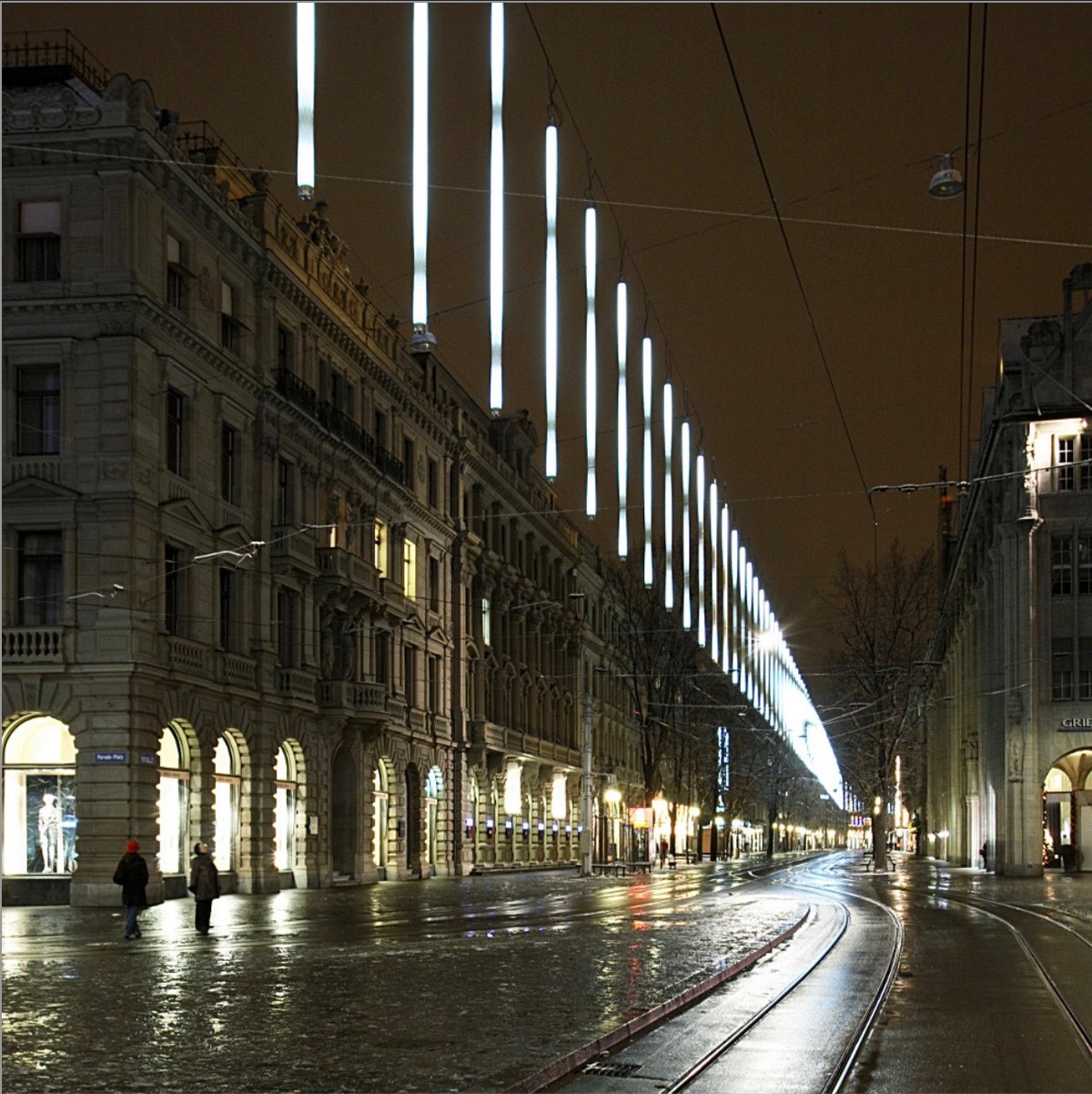 Die Zürcher Bahnhofstrasse mit der von 2005 bis 2009 verwendeten Weihnachtsbeleuchtung «The world’s largest timepiece». Foto: © Roman Keller