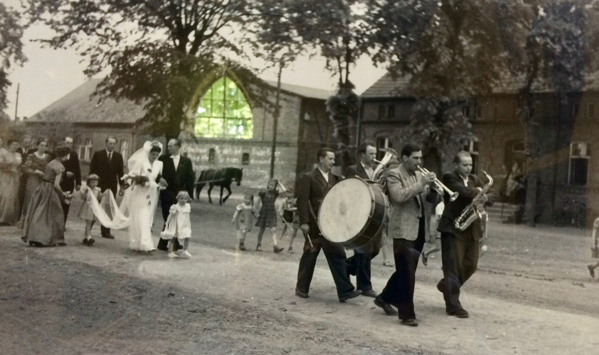 Bauernhochzeit (historische Fotografie in der Dorfkirche Buchholz)