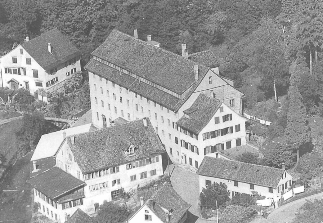 Obere Mühle (vorne links) und altes Fabrikgebäude am Küsnachter Tobeleingang (Verein für Ortsgeschichte Küsnacht)