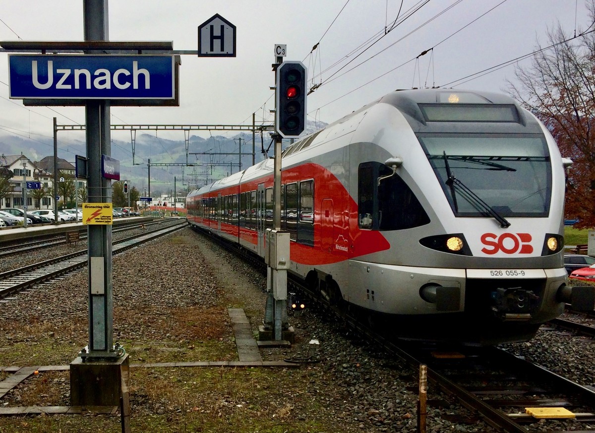 Zug der Südostbahn fährt in Uznach ein (Foto D. Imboden)