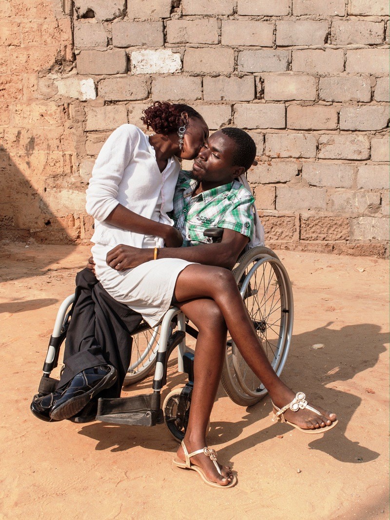 Ein Liebespaar in Angola. Der Student im Rollstuhl leidet an Kinderlähmung.