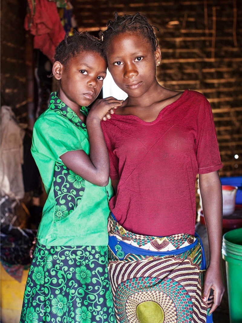 Zwei Schwestern aus Moçambique, 8 und 13 Jahre alt. Sie leben allein mit ihrer Mutter.