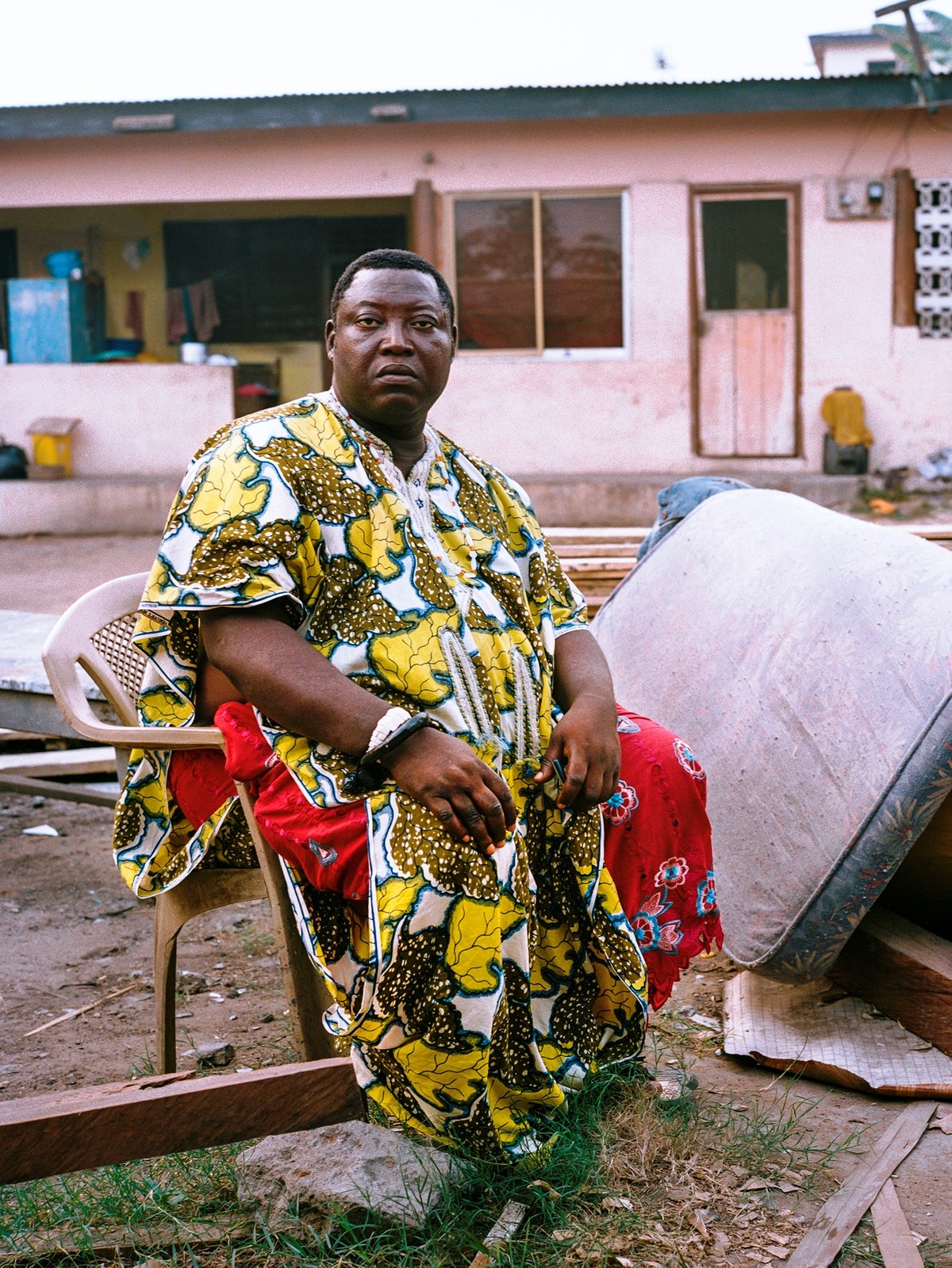 Ein Ghanese vor einem Sarggeschäft in Accra.
