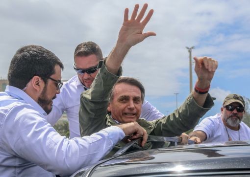 Der ultrarechte Jair Bolsonaro gewinnt mit 55 Prozent der Stimmen die Präsidentschaftswahl. Bolsonaros Gegner bezeichnen ihn als eine Gefahr für die junge Demokratie und fürchten, er werde das Land in Richtung einer Militärdiktatur treiben. Bolsonaros Anhänger hoffen, er werde mit eisernem Besen die Korruption und die Kriminalität bekämpfen. Er kündigte im Wahlkampf an, er werde mit harter Hand, auch mit Hilfe des Militärs, „eine Säuberung, die Brasilien noch nie erlebt hat“ durchsetzen. Bolsonaro verungli…