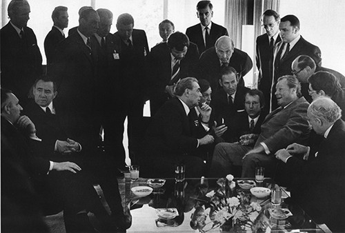 1973 in Bonn, Willy Brandt und Leonid Breschnew, umgeben von ihren Beratern