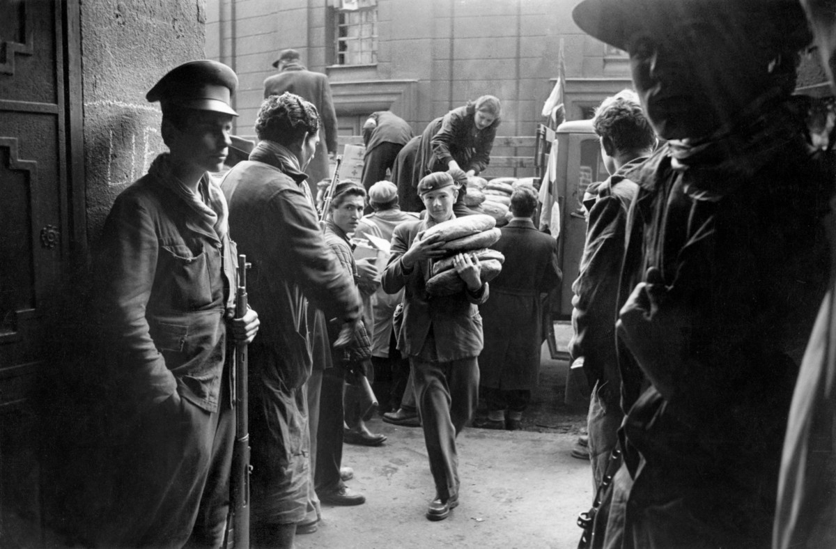 Während des Ungarnaufstands 1956. © Erich Lessing, Abb. aus dem besprochenen Band