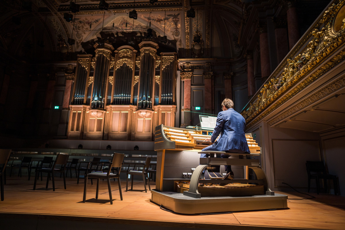 Sichtbar auf der Bühne: Christian Schmitt an der neuen Tonhalle-Orgel © Joseph Khakshouri / Tonhalle Zürich