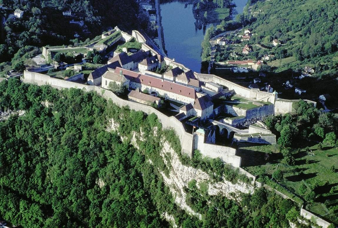 Luftaufnahme der Zitadelle von Besançon (Photo du comité régional du tourisme de Franche-Comté CRT – Libre de droit)
