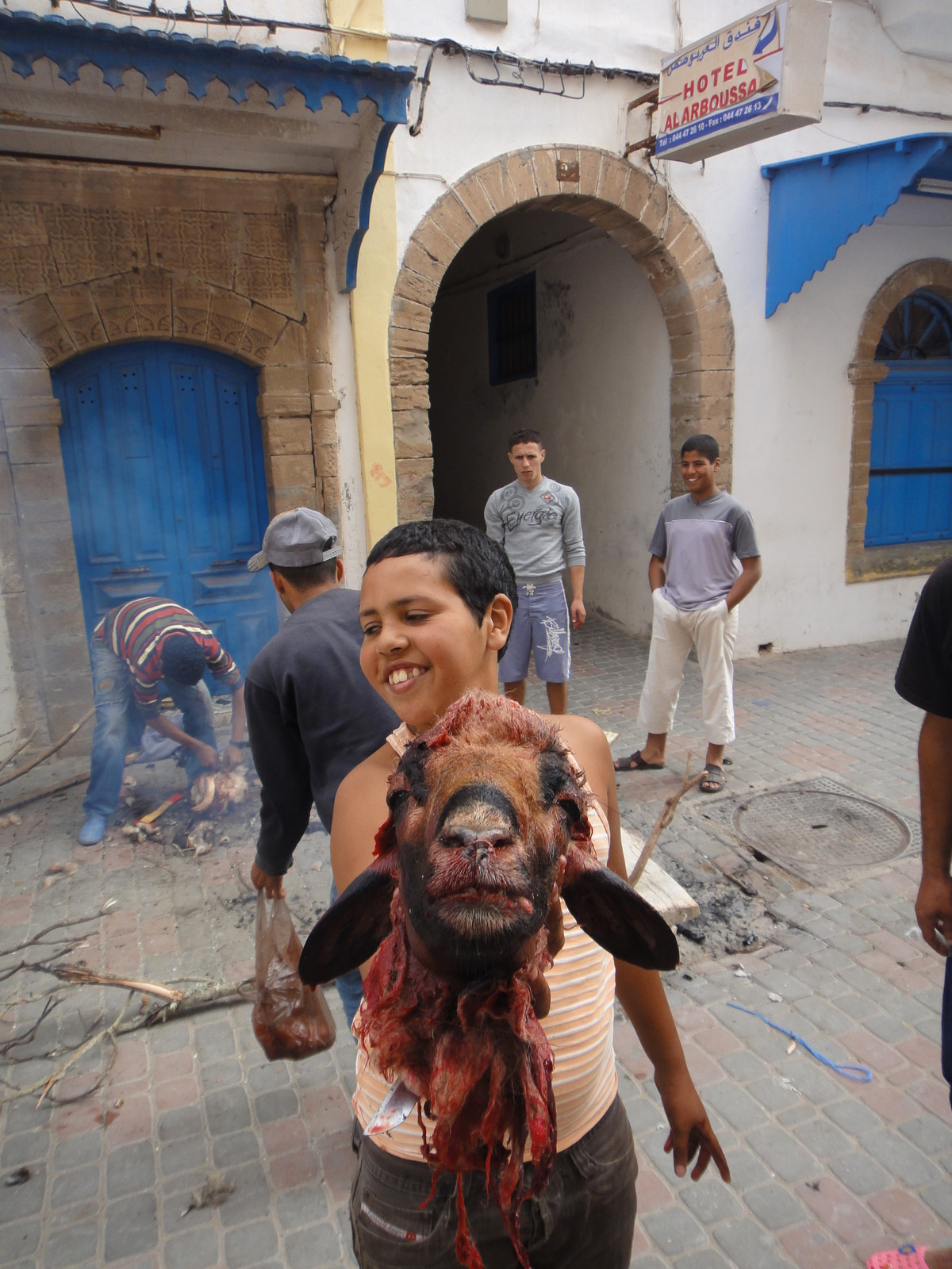 Ein Junge in der Stadt Essaouira zeigt uns den Kopf eines eben erwürgten Schafes
