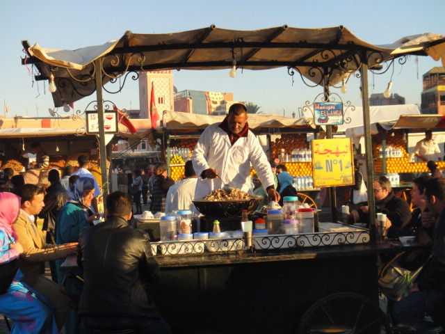 Eine Schnecken-Küche auf dem Jemaa el-Fna, dem legendären marokkanischen Platz